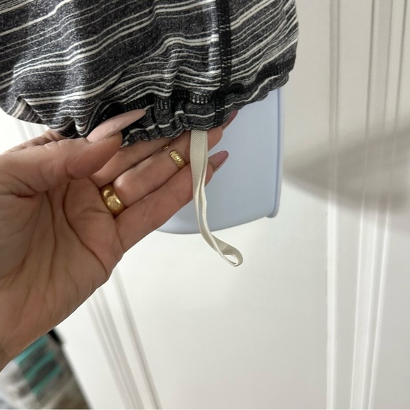 Lululemon tank drawstring size 8 - Picture 3 of 7